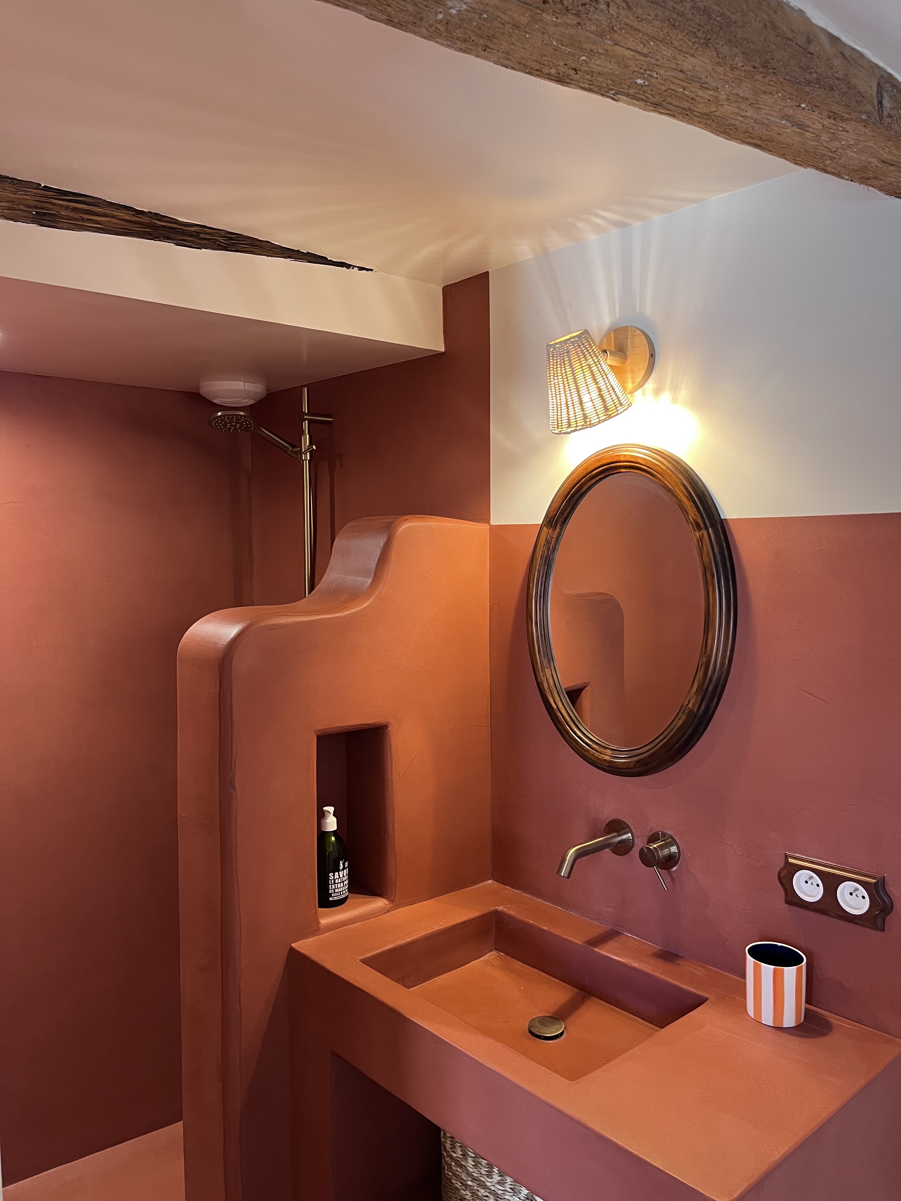 Salle de bain Chambre Dentelles, béton ciré terracotta, vasque et miroir ovale